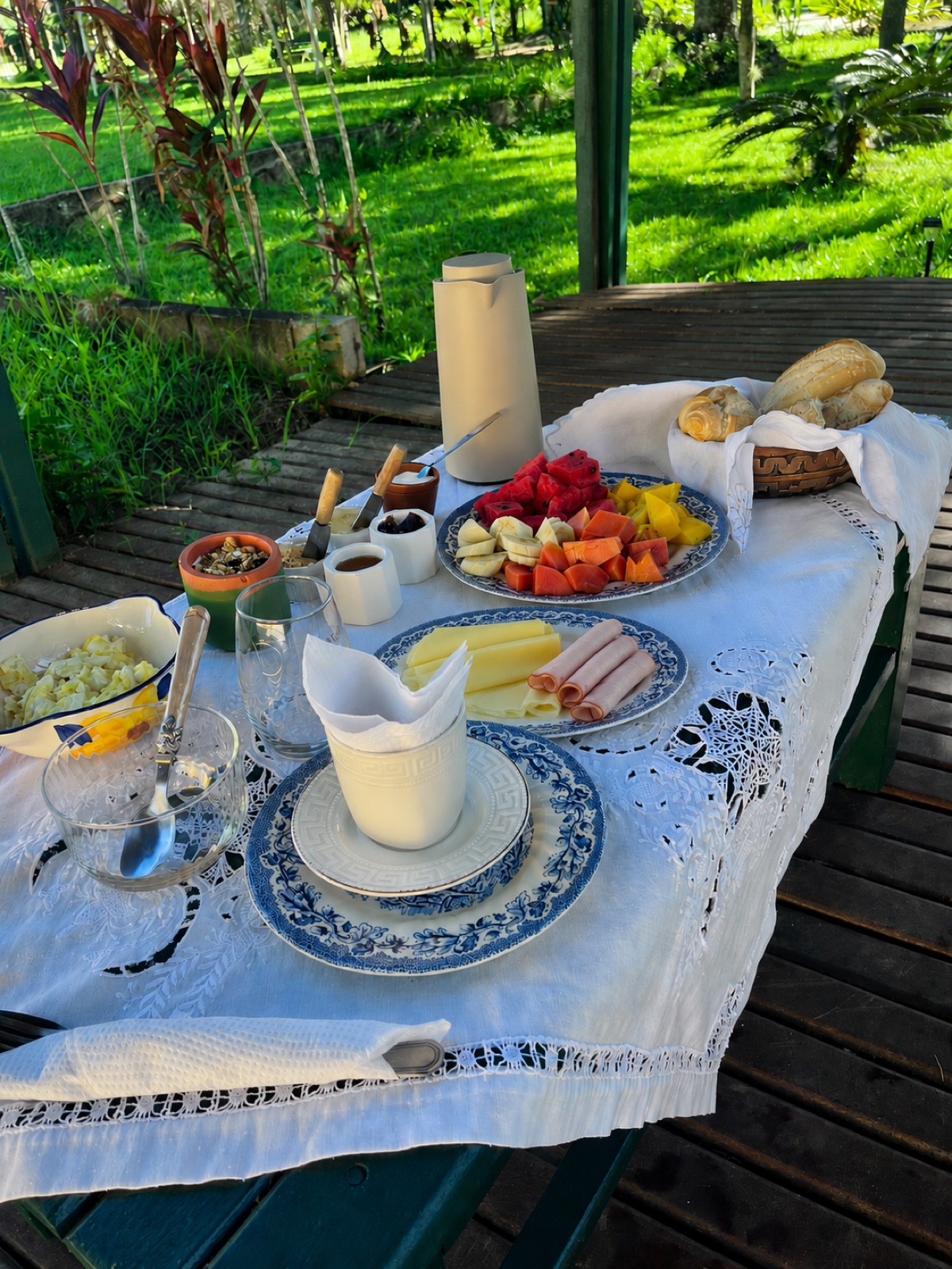 Mesa de café da manhã posta ao ar livre