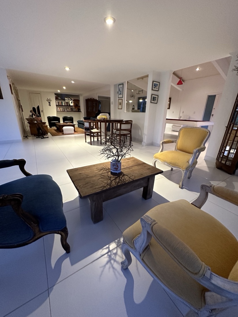 Sala de estar com pé-direito alto e estantes
