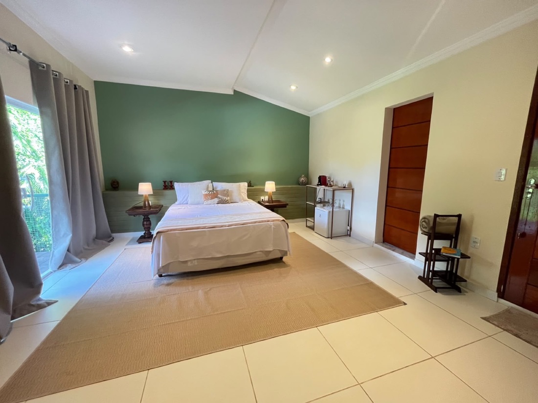 Quarto grande com cama de casal e janela ampla